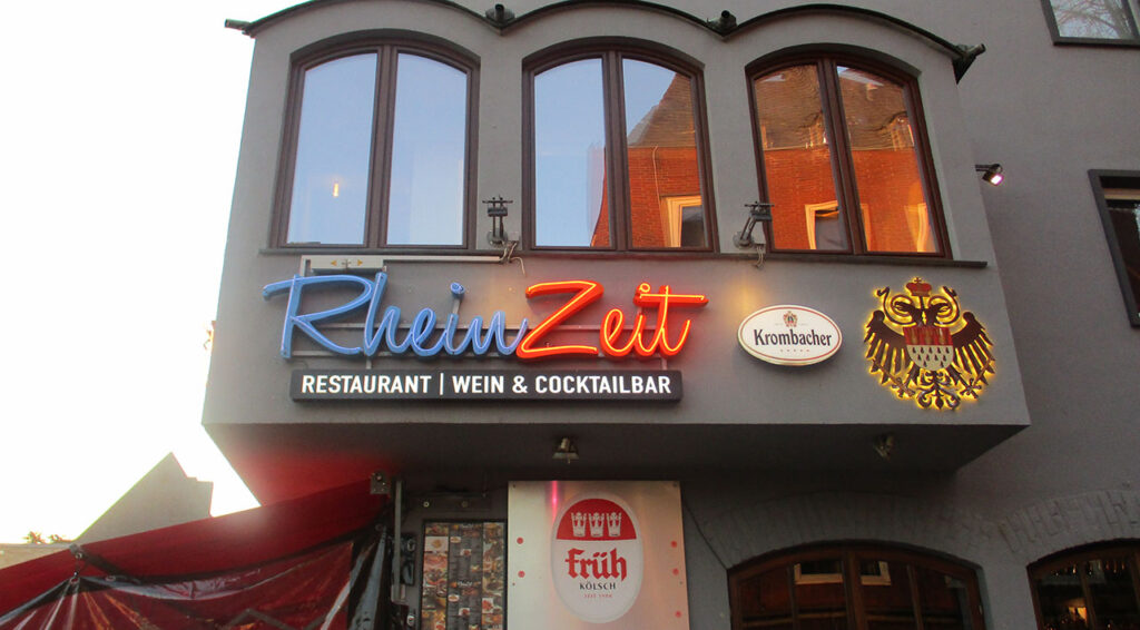 Rhein Zeit in Köln mit neuer Leiuchtwerbung